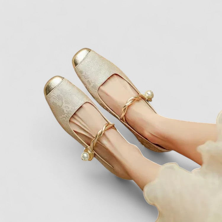 Detailaufnahme: bequeme, orthopädische Mary Jane Schuhe für Damen, klassisch und stilvoll.