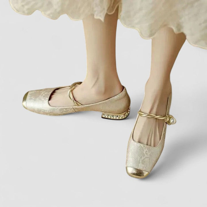 Seitenansicht eleganter, flacher Mary Jane Komfortschuhe für Damen, orthopädisch und bequem.