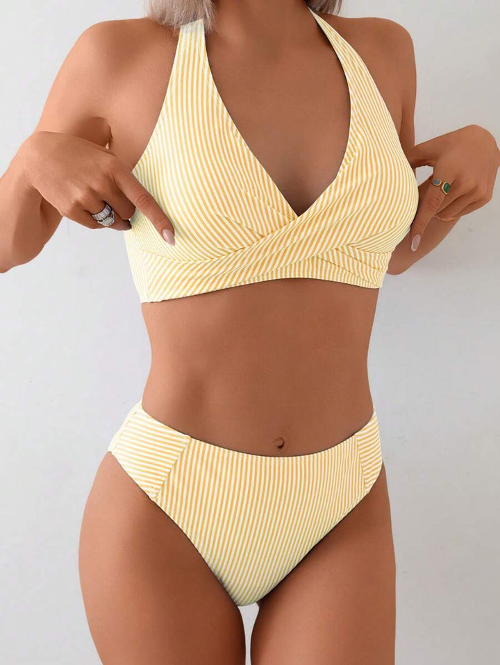 Stylischer gestreifter High Waist Bikini mit Bandeau Top für Frauen, ideal für den Strand.