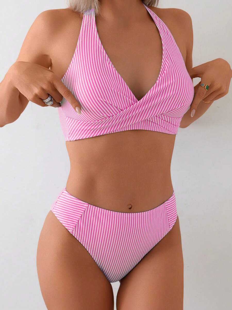 Moderner Damen Zweiteiler, gestreifter Bikini mit Bandeau Oberteil & High Waist Hose.