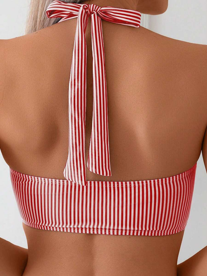 Sommerlicher Damen Bikini, gestreift, rosa-blau, Bandeau & High Waist für den Urlaub.