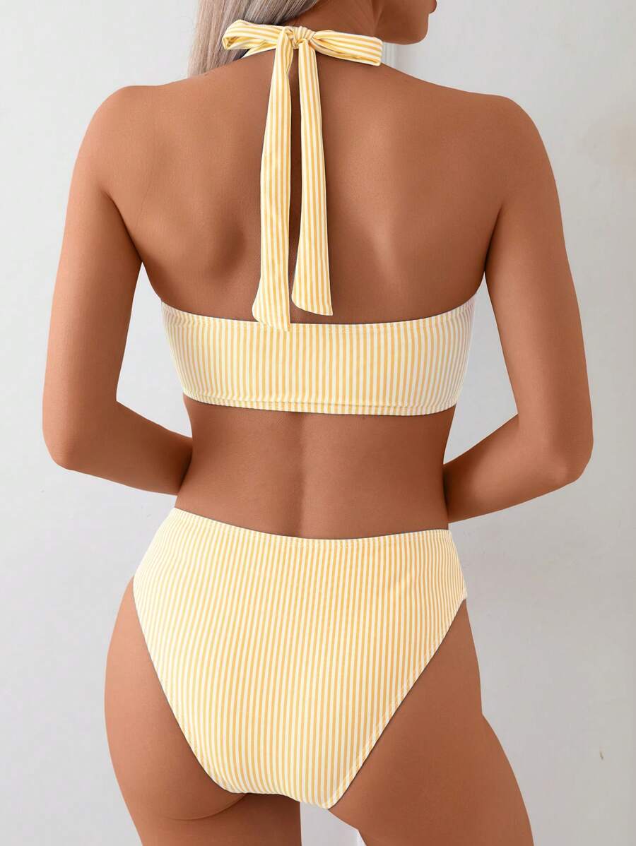 Blauer Damen Zweiteiler Bikini, gestreift, mit Bandeau Top & High Waist für den Urlaub.