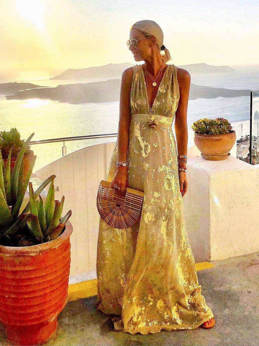 Detailaufnahme des glitzernden Stoffes vom Damen Maxikleid. Glamourös und festlich.