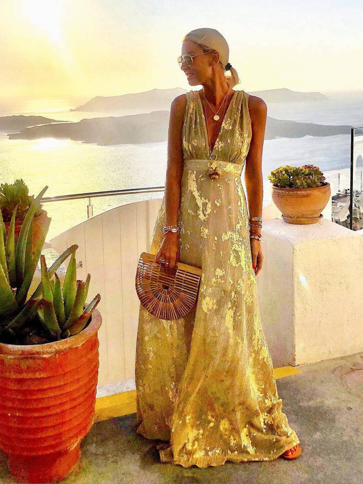 Detailaufnahme des glitzernden Stoffes vom Damen Maxikleid. Glamourös und festlich.