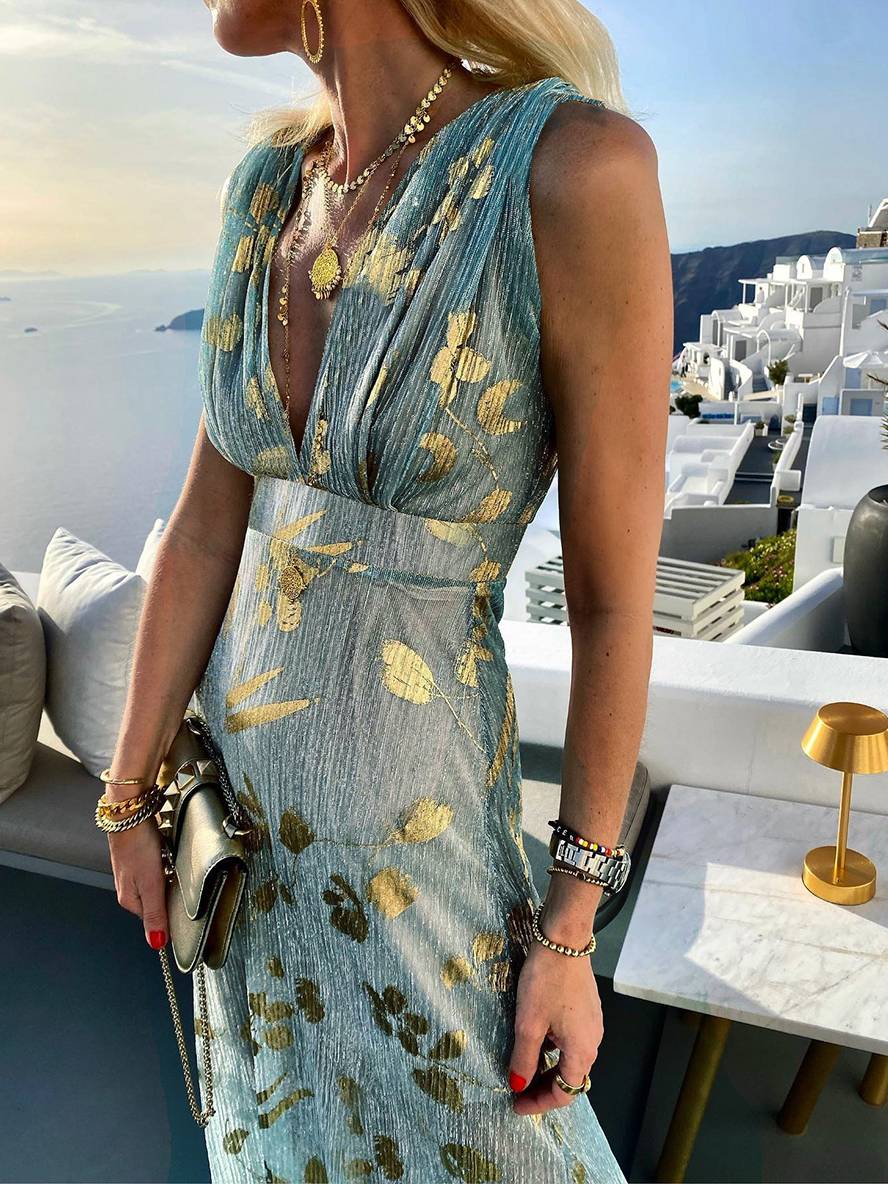 Model trägt ärmelloses Damen Maxikleid mit Pailletten, elegant und glamourös für den Abend.
