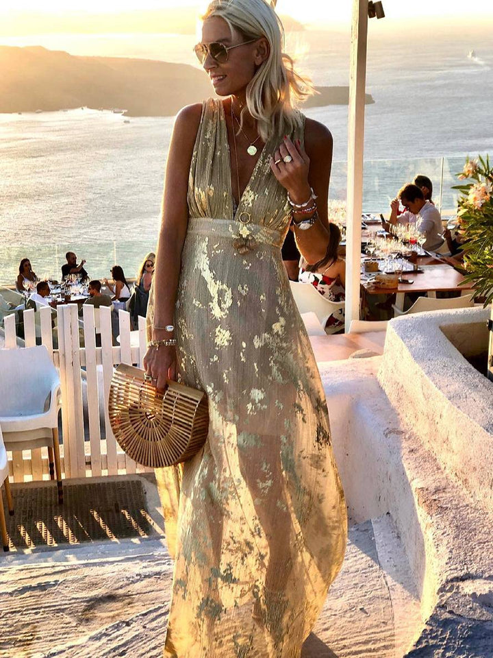 Seitlicher Blick auf das fließende Damen Maxikleid. Festlich, bequem und glamourös für Events.