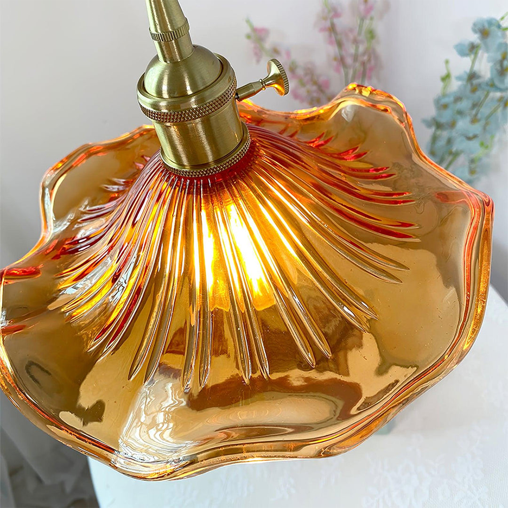 Hochwertige Glas-Pendellampe im Hibiskusblüten-Stil, dekorative Beleuchtung mit Messingdetails.