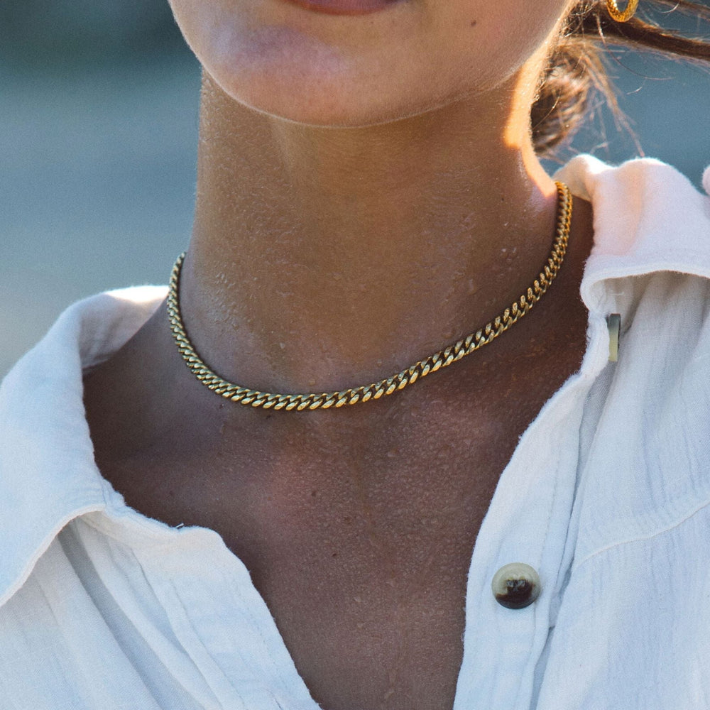 Nahaufnahme der glänzenden Cuban Gliederkette für Damen. Robustes, wasserfestes Gold-Edelstahl-Design, verstellbar.