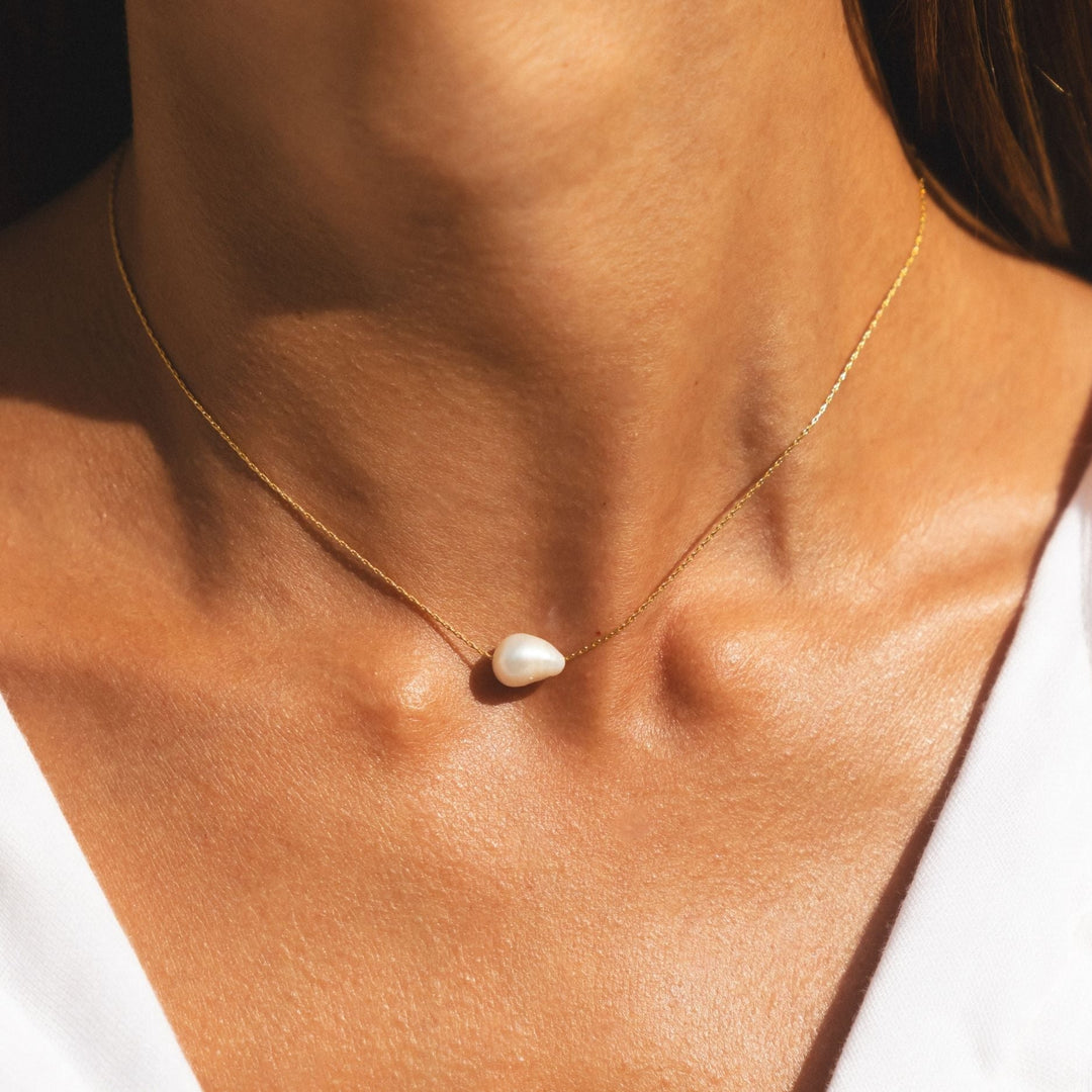 Nahaufnahme der glänzenden Barockperlen an einer eleganten Damen Choker Halskette, verstellbar.