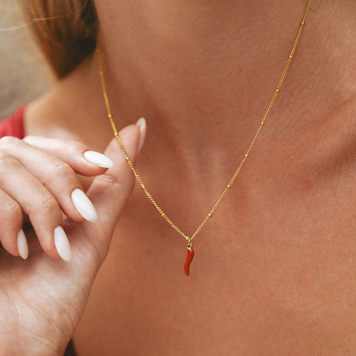 Wasserdichte, verstellbare Goldhalskette für Damen mit leuchtend rotem Emaille-Chili-Anhänger. Sommer-Accessoire.