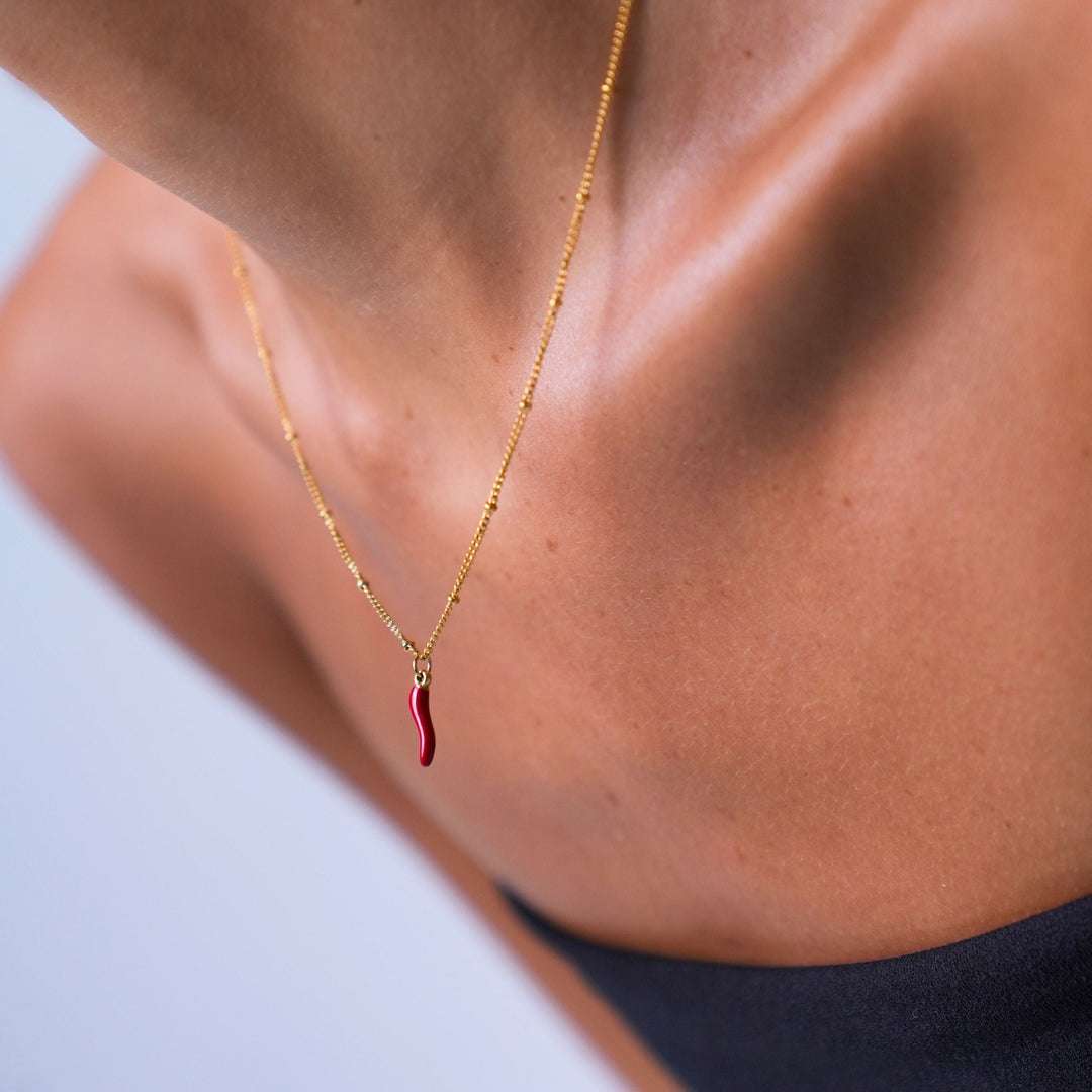 Glänzende Goldkette mit auffälligem roten Emaille-Chili-Anhänger für Damen. Wasserfest, verstellbar.