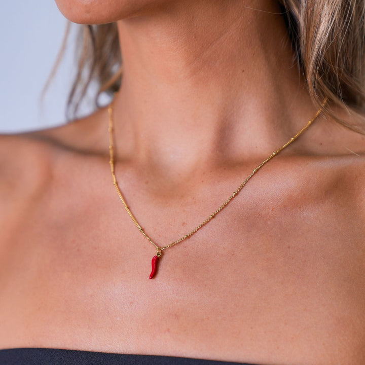 Statement-Halskette für Damen: Gold, roter Emaille-Chili-Anhänger. Verstellbar, wasserfest, aus Edelstahl.