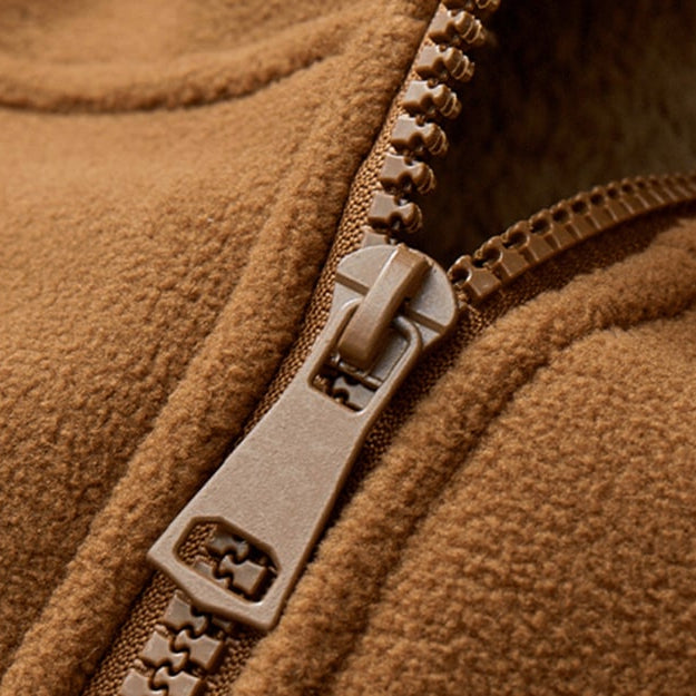 Gemütliche Herren Winter-Freizeitjacke, grün, wetterfest, für entspannte Outdoor-Momente im Schnee.