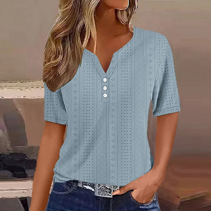 Lässiges grünes Damen T-Shirt mit V-Ausschnitt und Knöpfen. Kurzarm, bequem & vielseitig. Perfektes Sommer Basic.