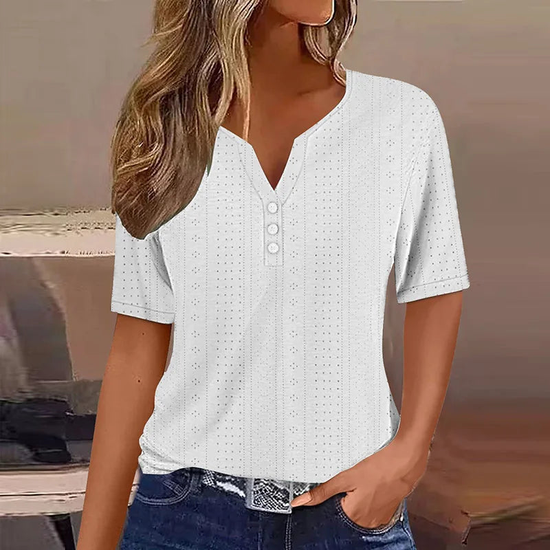 Damen V-Ausschnitt T-Shirt in Grün mit dekorativen Knöpfen und Kurzarm. Lockere Passform für Sommer und Alltag.