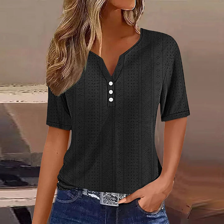 Lockeres grünes Damen V-Ausschnitt T-Shirt mit Knöpfen und Kurzarm. Perfektes Freizeit Shirt für entspannte Sommertage.