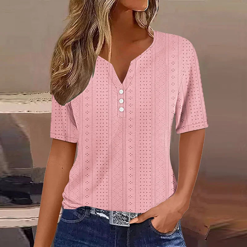 Stylisches grünes Damen T-Shirt mit V-Ausschnitt. Knopfleiste & kurze Ärmel. Atmungsaktives Basic für den Sommer.