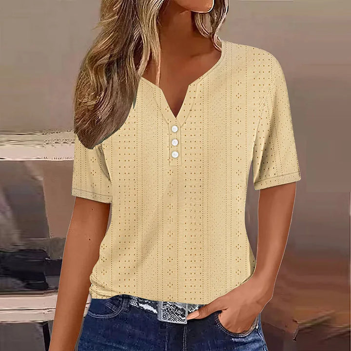 Grünes Damen T-Shirt, V-Ausschnitt, kurze Ärmel und Knöpfe. Lässige & bequeme Passform für vielseitige Sommer-Looks.