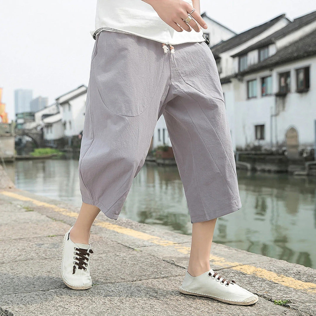Elegante Herren Sommerhose, Dreiviertel-Schnitt, vielseitig und modern für Herrenmode.