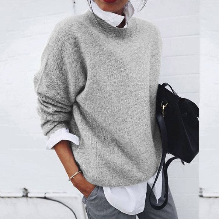 Rückenansicht eines Damen Wohlfühlpullovers; lässiger, oversized Schnitt und weicher Strick für gemütliche Herbsttage.