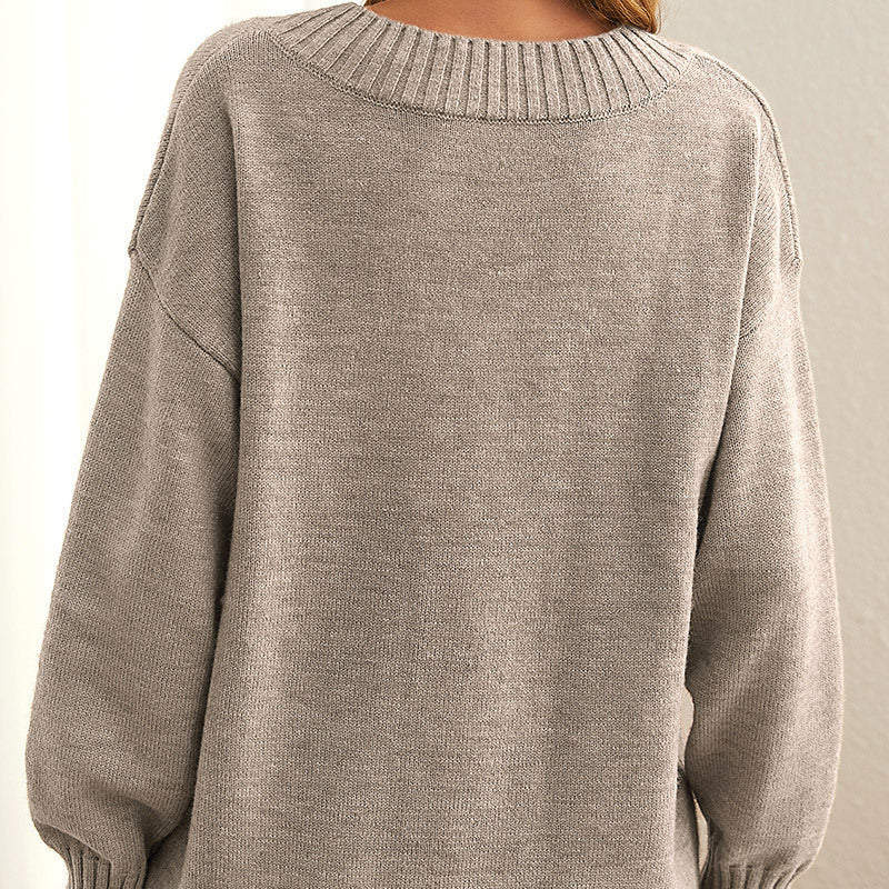 Beiger Damen-Langarmpullover mit V-Ausschnitt, weicher Stoff, perfekt für elegante Herbstmode.