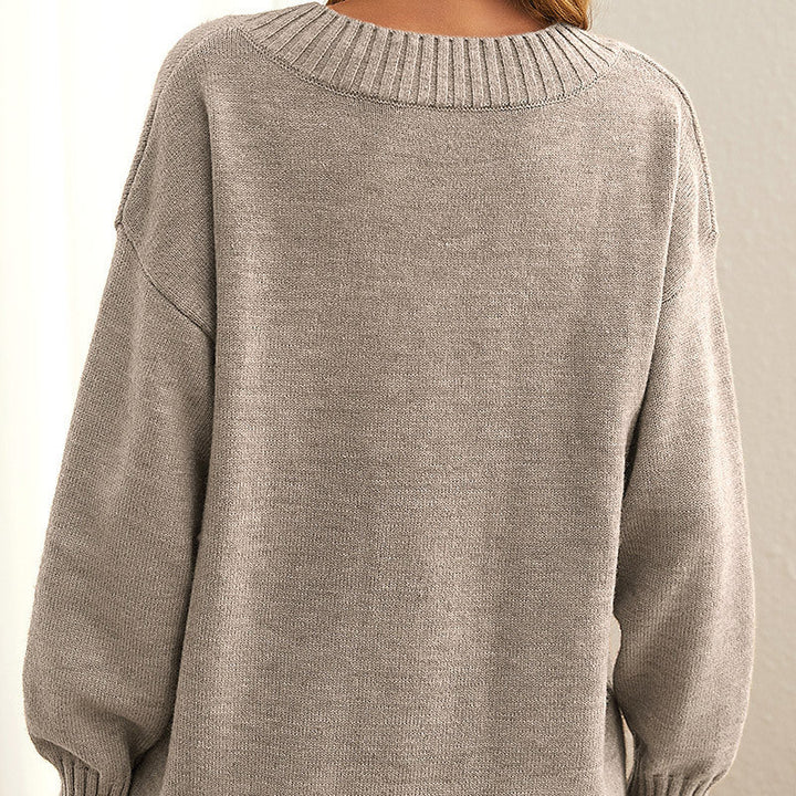 Beiger Damen-Langarmpullover mit V-Ausschnitt, weicher Stoff, perfekt für elegante Herbstmode.
