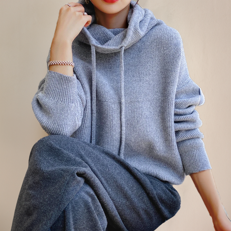 Modell trägt eleganten Damen Rollkragenpullover, langärmlig und warm. Perfektes Oberteil für den Herbst.