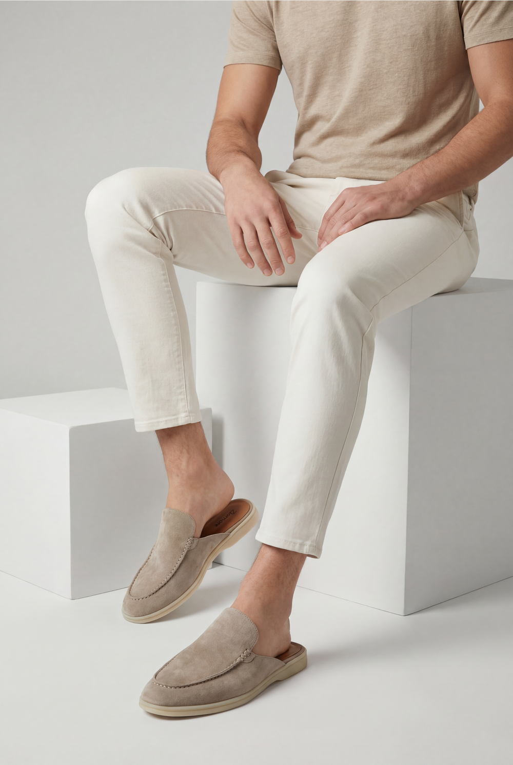 Stylischer grauorange Herren Mule. Bequeme, offene Pantolette, ideal als Sommerschuh für Freizeit & Reise.
