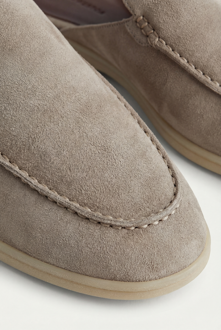 Komfortabler grauorange Herren Mule, offener Slip-On für Freizeit. Leichte & bequeme Pantolette für den Sommer.