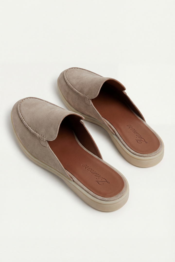 Grauorange Herren Pantolette. Stylischer, offener Mule für Männer, ideal als Komfortschuh für Freizeit & Sommer.