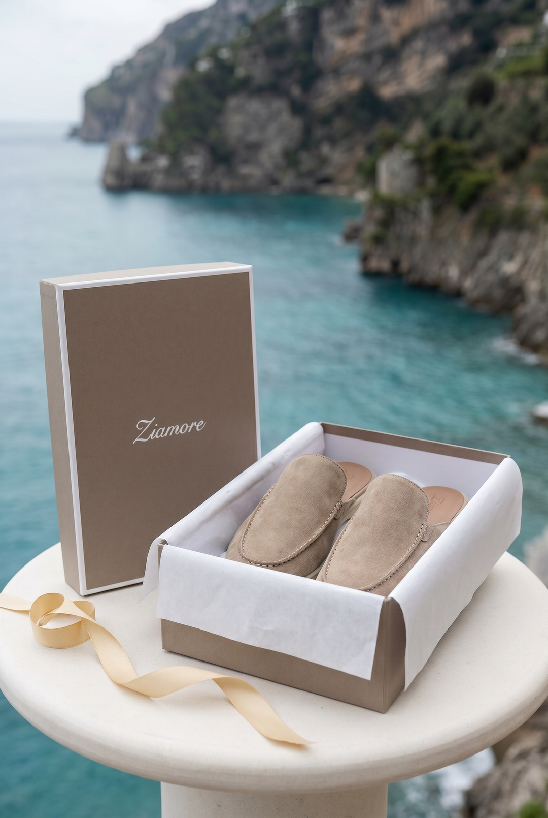 Vielseitiger grauorange Herren Slip-On Mule. Bequemer offener Freizeitschuh, perfekte Pantolette für Urlaub.