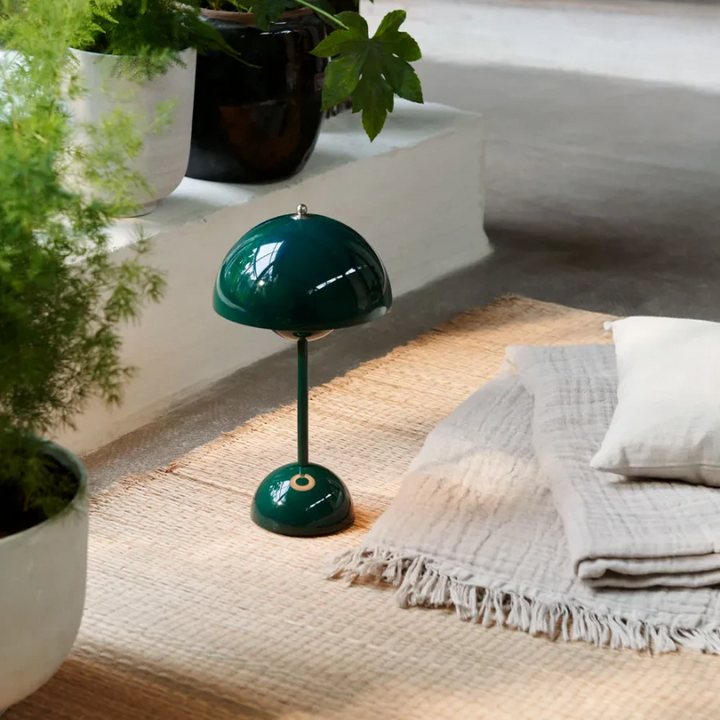 Elegante Touch LED Lampe, ideal als Nachttischlampe oder Leselampe mit modernem Design.