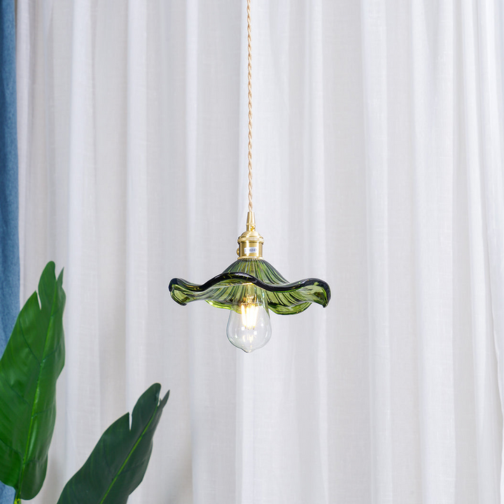 Moderne Hängeleuchte: Hibiskusblütenlampe für stimmungsvolles Licht im Wohnbereich, Glas & Messing.