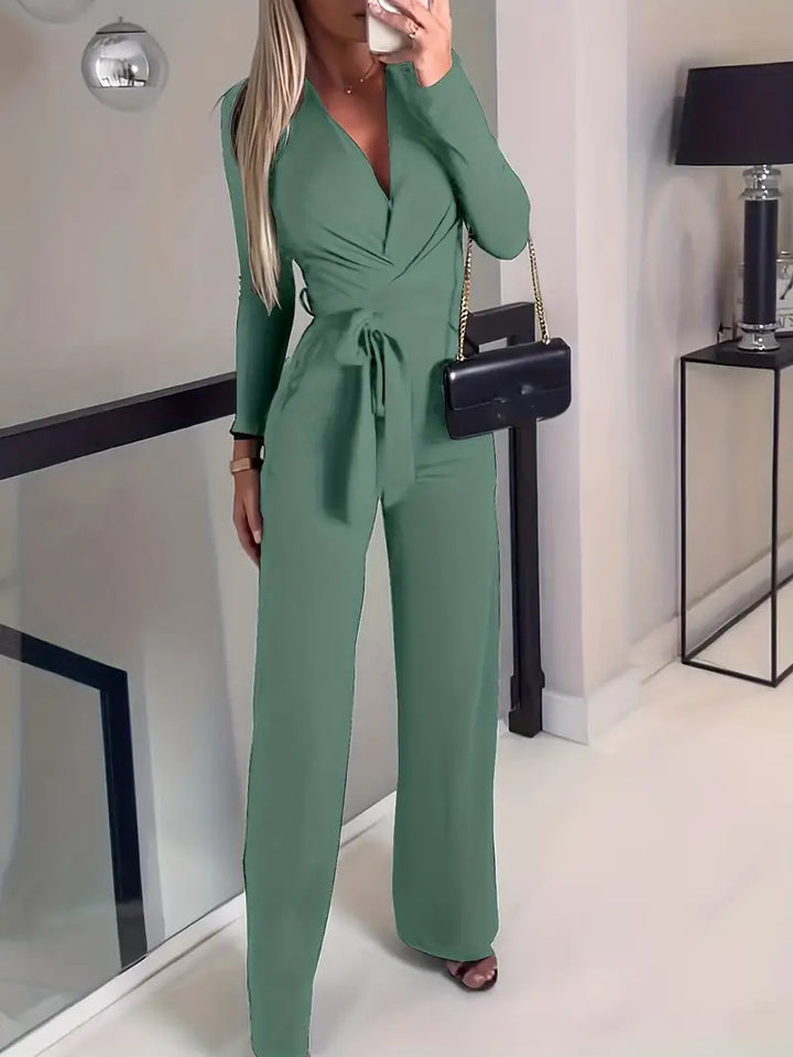 Eleganter Damen Jumpsuit mit weitem Bein, V-Ausschnitt und Taillengürtel für stilvolle Auftritte.