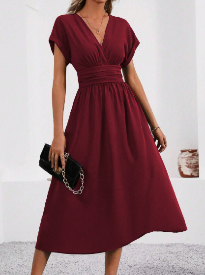 Stilvolles Midikleid für Damen mit V-Ausschnitt & Plisseebund. Erhältlich in Schwarz & Rot, vielseitig kombinierbar.