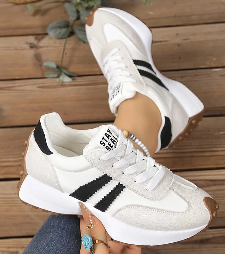 Halima Unisex Retro-Sneaker auf neutralem Hintergrund, fokussiert auf das stilvolle Produktdesign.