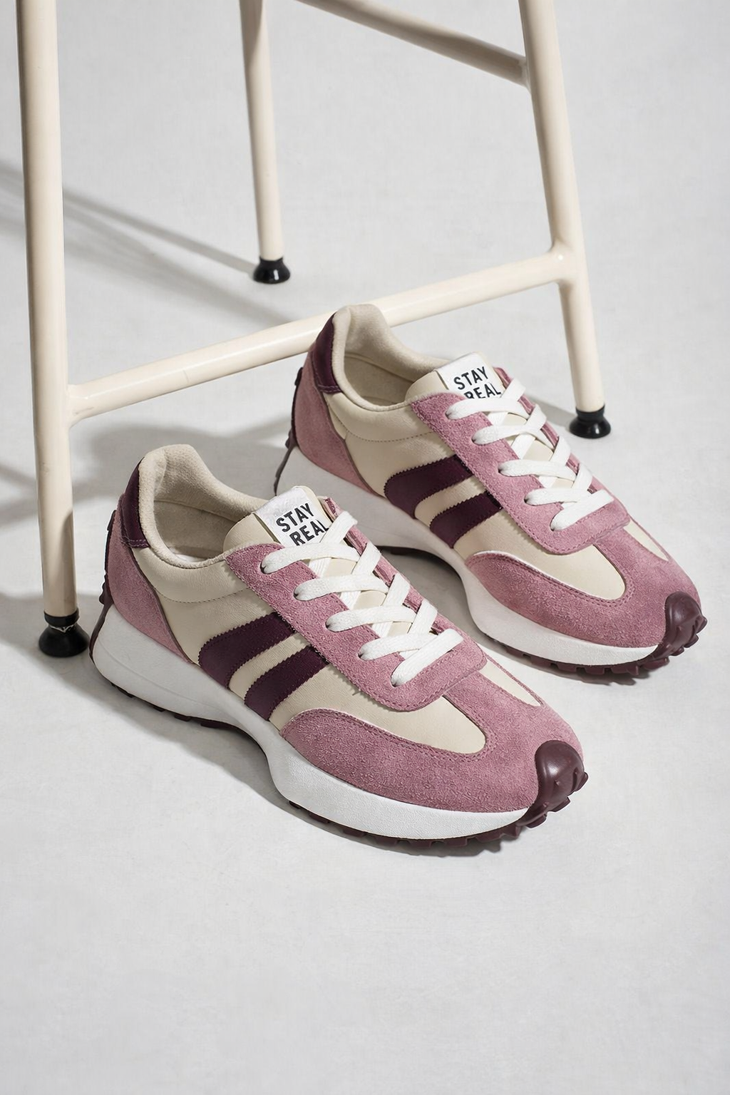 Seitliche Ansicht der Halima Retro-Schuhe, zeigt klares Design, Stabilität und Komfort für jeden Tag.
