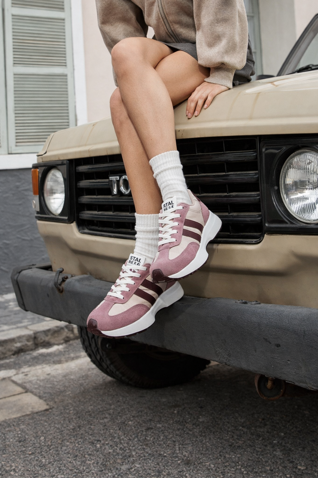 Nahaufnahme des hochwertigen Materials der Halima Retro-Sneaker, zeigt feine Textur & Details.