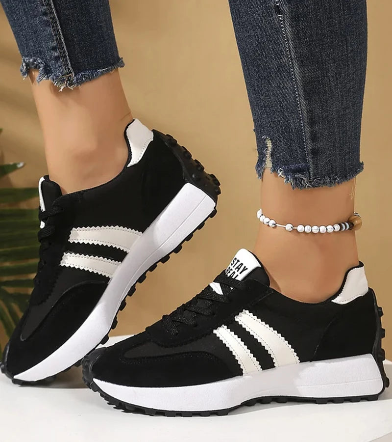 Nahaufnahme der Schnürsenkel der Halima Unisex-Sneaker, für individuelle Passform und sicheren Halt.