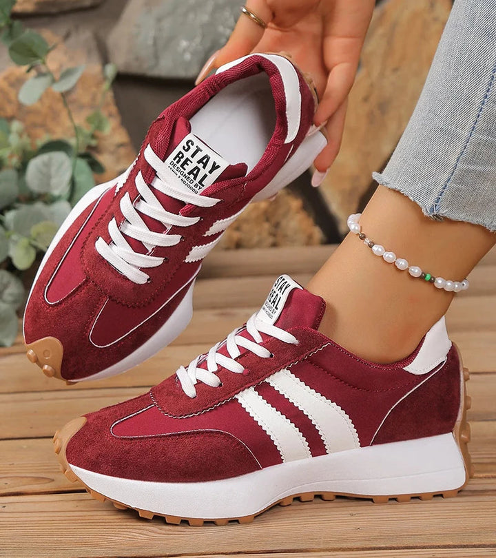 Halima Retro-Sneaker am Fuß getragen, präsentiert den bequemen Sitz und stilvollen Freizeit-Look.