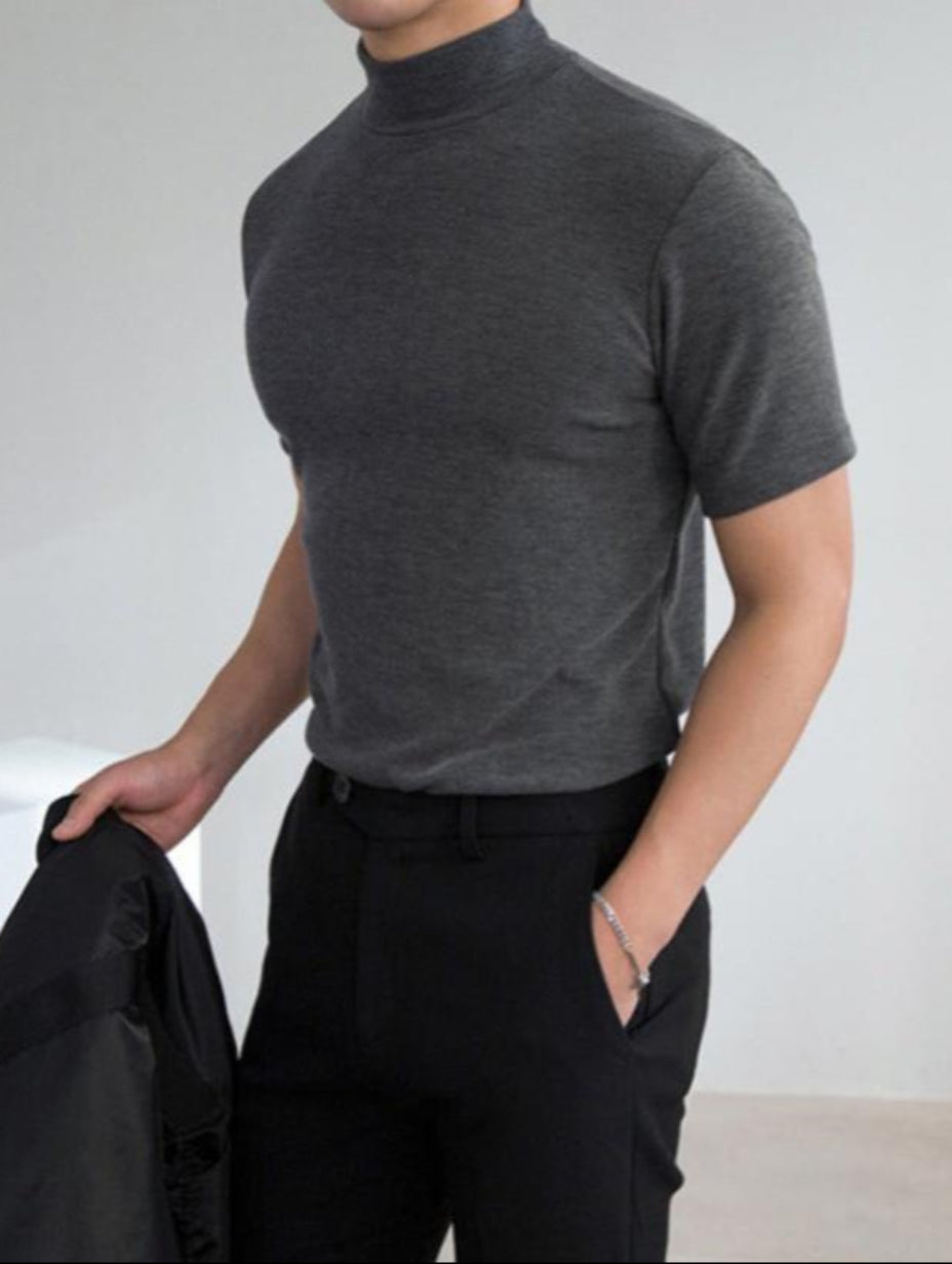 Modernes Herren T-Shirt mit Stehkragen. Slim Fit, kurzärmlig, atmungsaktiv & bequem für Freizeit, Sport, Streetwear.