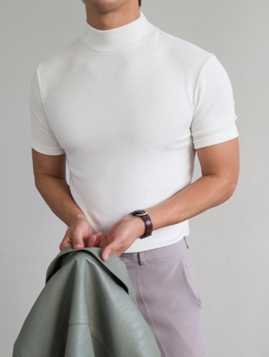 Stylisches Herren Kurzarm T-Shirt Slim Fit mit Stehkragen. Elegant & atmungsaktiv, perfekt für Sommer und Sport.