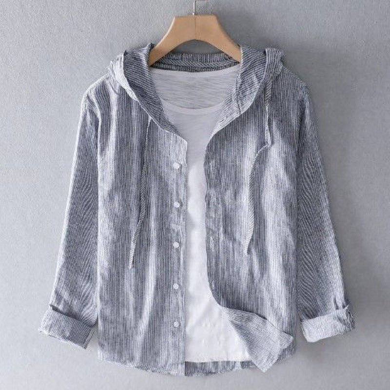 Nahaufnahme eines leichten Kapuzenpullovers. Unisex Hoodie mit Kapuze für Komfort und Stil in Übergangszeiten.