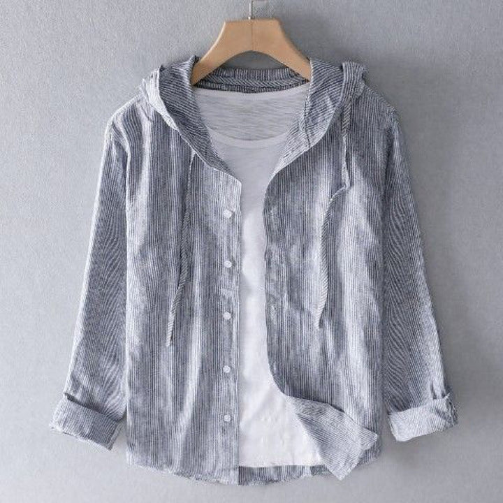 Nahaufnahme eines leichten Kapuzenpullovers. Unisex Hoodie mit Kapuze für Komfort und Stil in Übergangszeiten.
