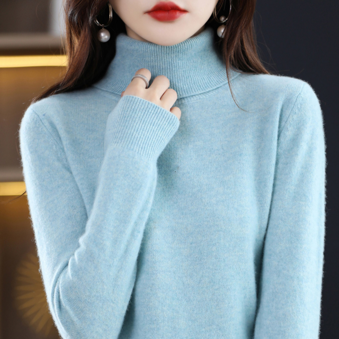 Elegante Frau trägt den Damen Rollkragenpullover Elena, betont den klassischen Winter-Style und hohen Tragekomfort.
