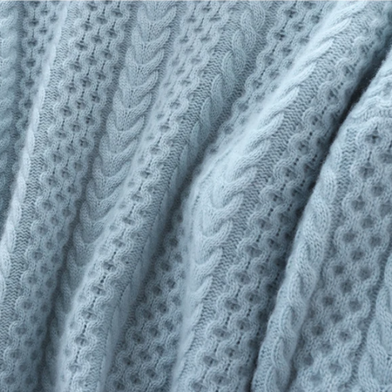 Damen Pullover mit schickem Karomuster und hohem Rollkragen, elegant kombiniert für den Winter-Look.