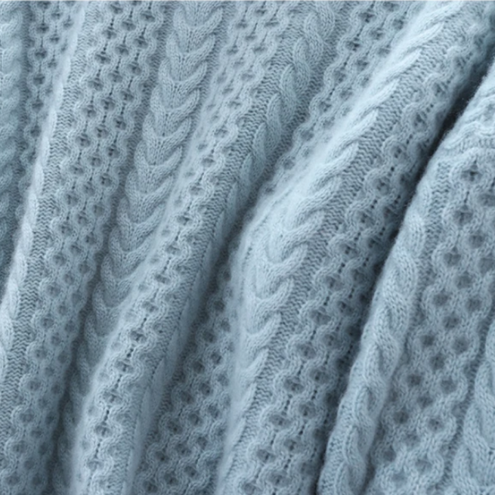 Damen Pullover mit schickem Karomuster und hohem Rollkragen, elegant kombiniert für den Winter-Look.