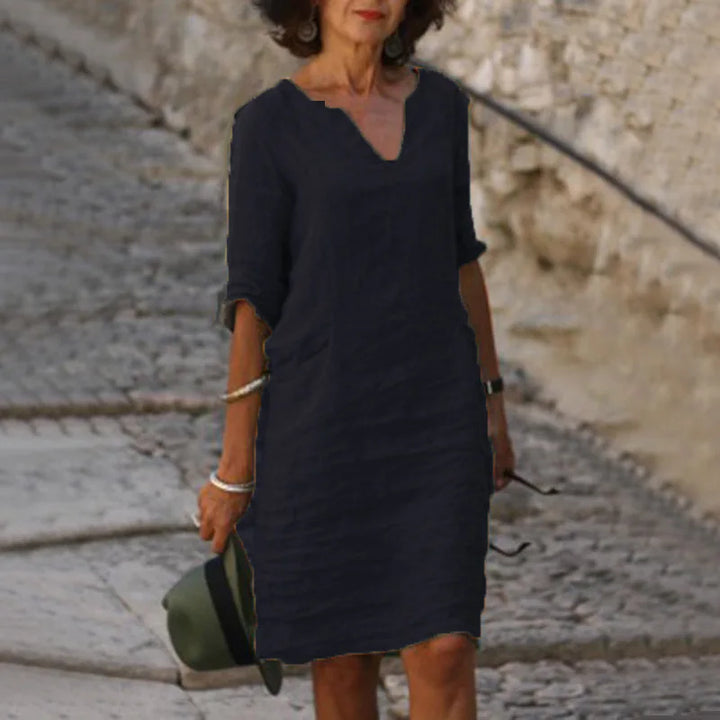 Hellblaues Damen Sommerkleid mit V-Ausschnitt und Dreiviertelarm, luftig-lässig, ideal für Freizeit & Urlaub.