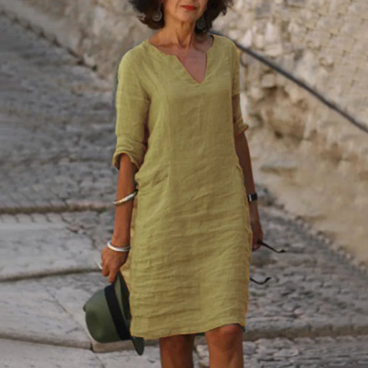Luftig-lässiges Damen Sommerkleid hellblau, V-Ausschnitt, Dreiviertelarm, Midi-Länge, perfektes Urlaubskleid.