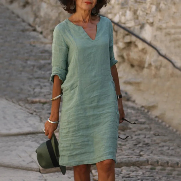 Frühlingshaftes hellblaues Damen Midikleid mit V-Ausschnitt & Dreiviertelarm, bequemes Freizeit- & Strandkleid.